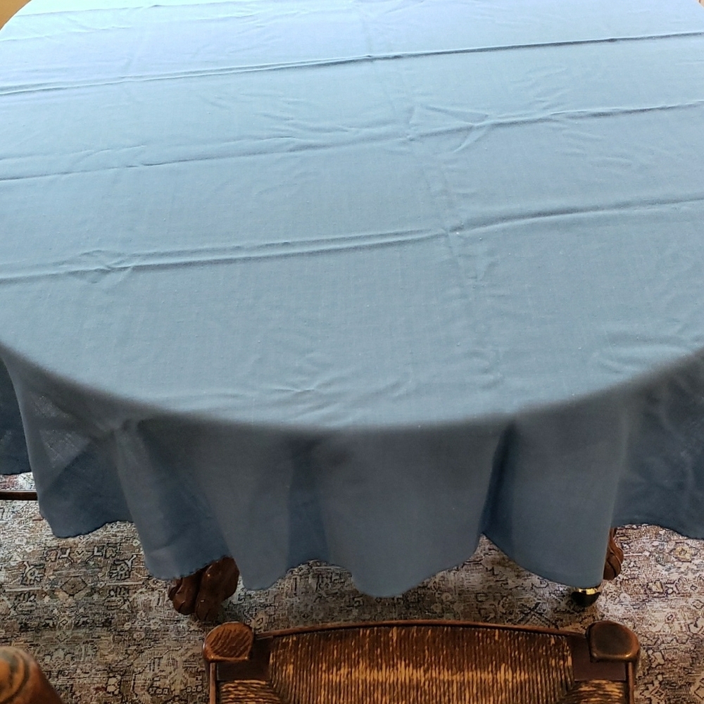 Vtg Set- Oval Light Blue Tablecloth & Napkins (7) - Picture 3 of 10